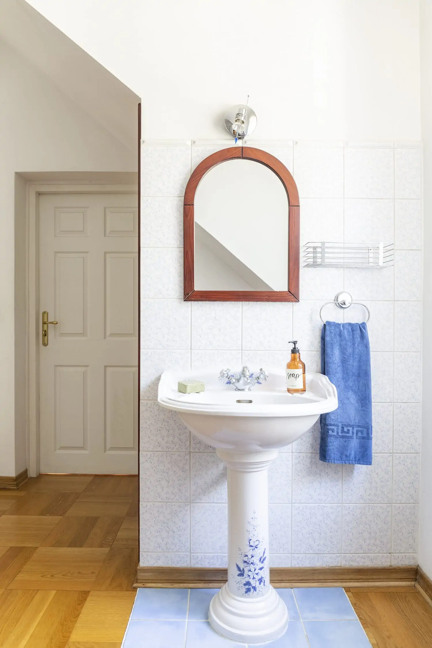 8 Bathroom Sink Types: Pros & Cons [Picture Guide]