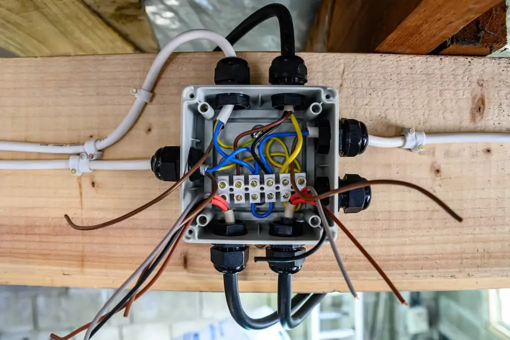 https://4frontenergy.com/wp-content/uploads/2022/10/how-to-wire-a-garage-electrical-box.webp